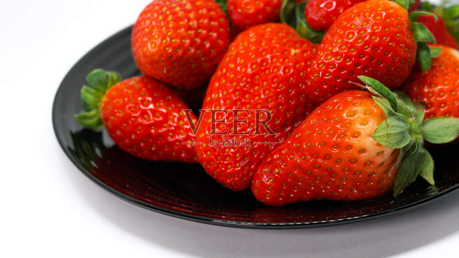 白色背景上的草莓照片摄影图片