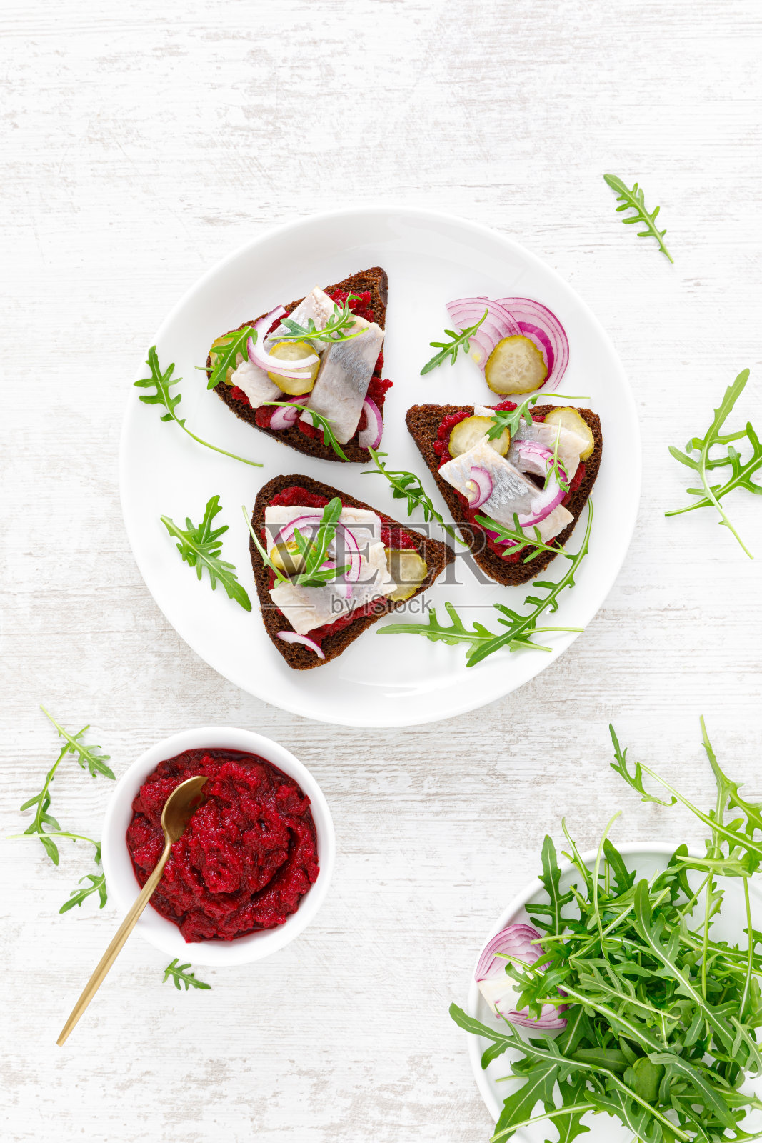 腌鲱鱼片和甜菜根酱三明治。顶视图,开销照片摄影图片