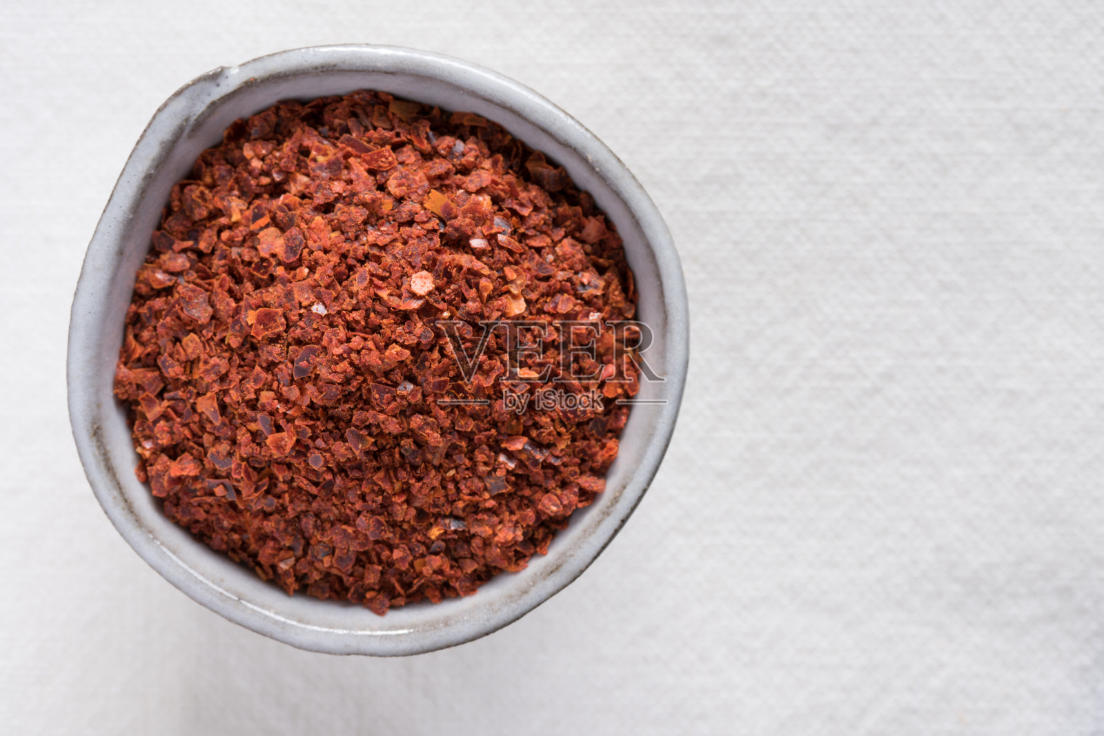 碗里的阿勒颇辣椒照片摄影图片