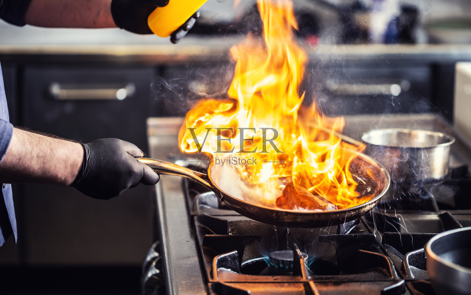 锅里火焰的细节，火焰升得很高。照片摄影图片