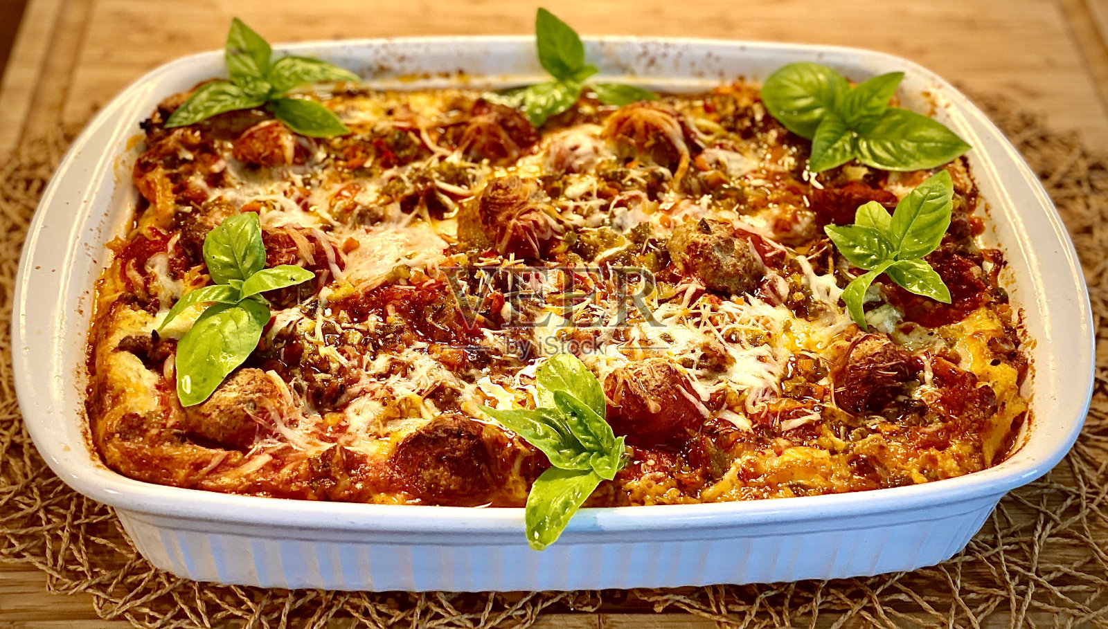 炖菜罗勒烤宽面条照片摄影图片