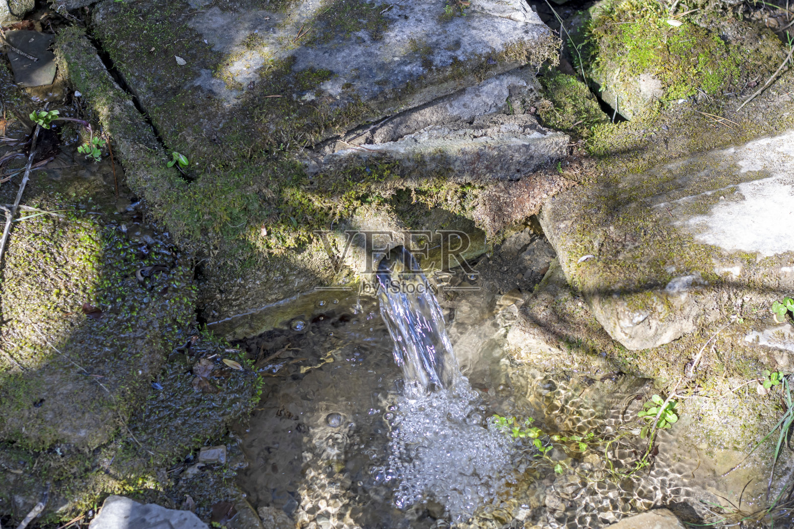 山边的天然喷泉照片摄影图片