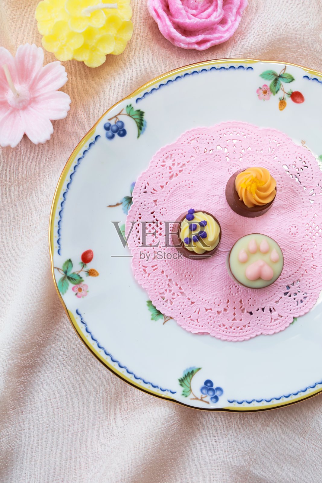 可爱的盘子里放着好几种巧克力照片摄影图片