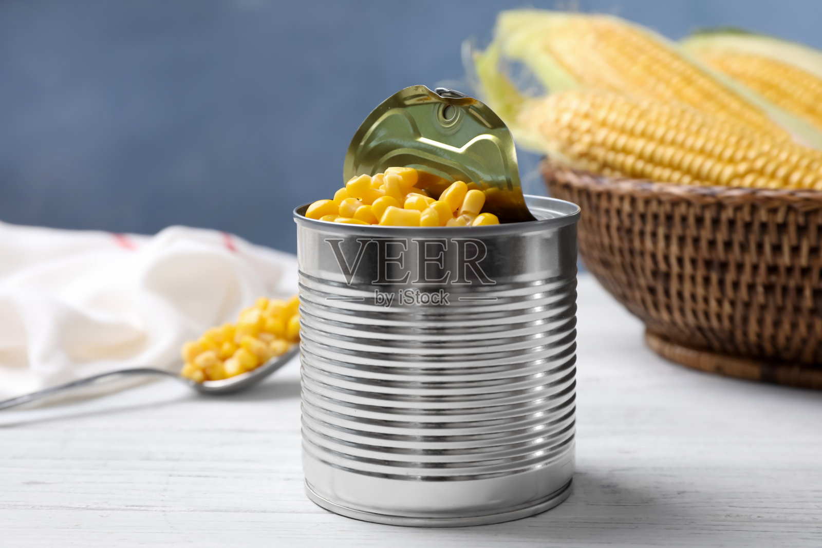 白色木桌上的玉米罐头照片摄影图片
