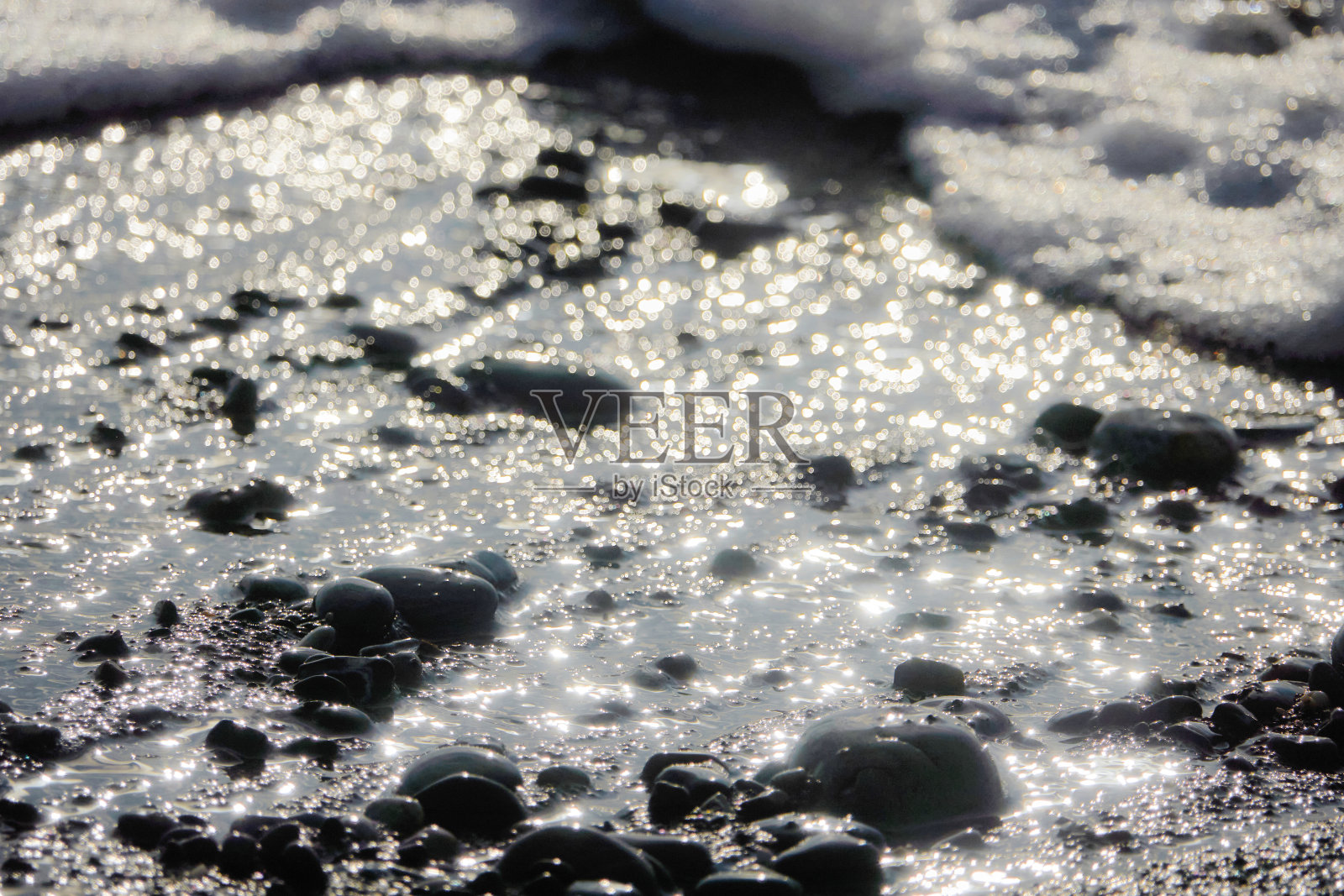 海水与泡沫和波浪，自然背景照片。照片摄影图片