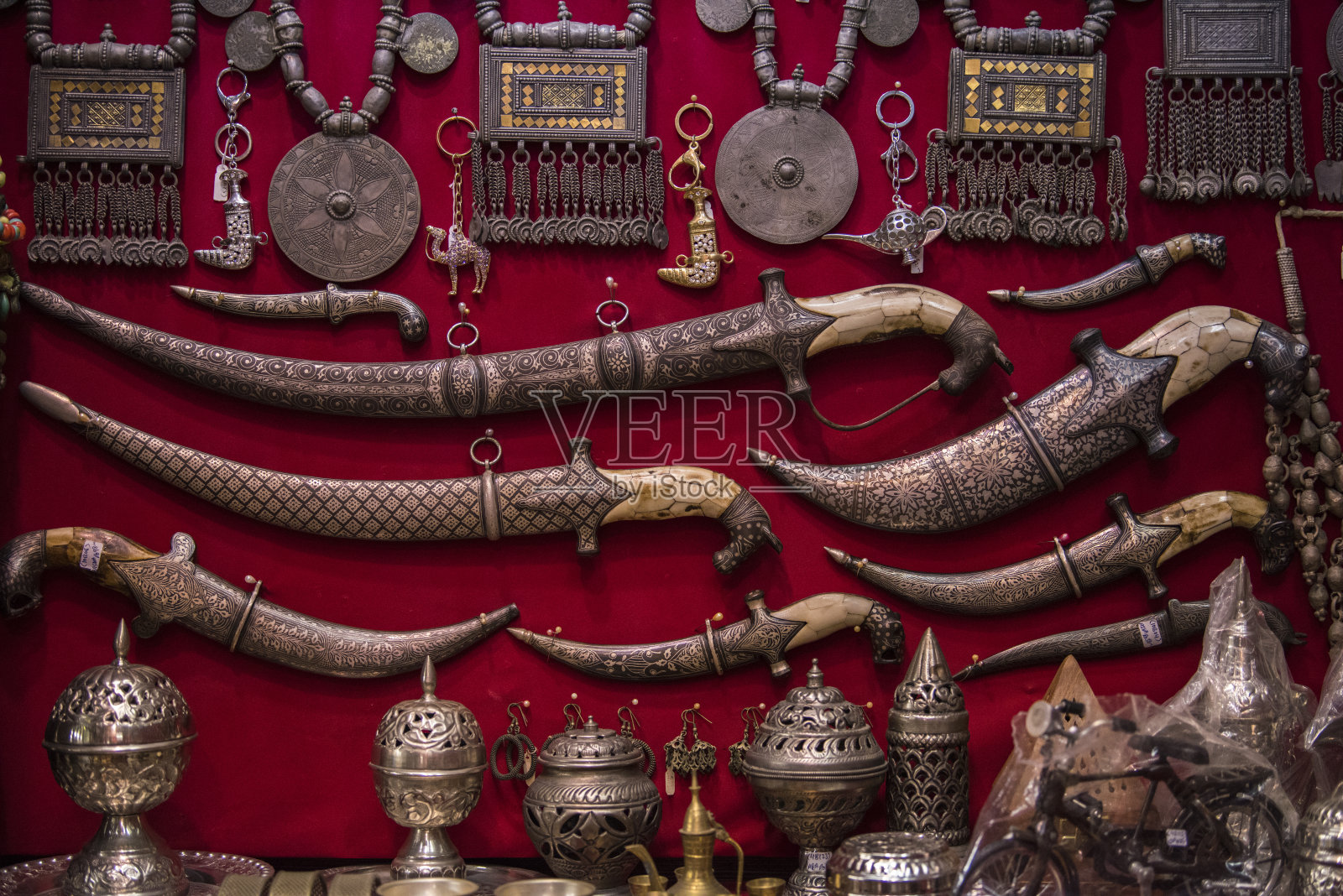 马斯喀特市场商店展出的纪念品照片摄影图片