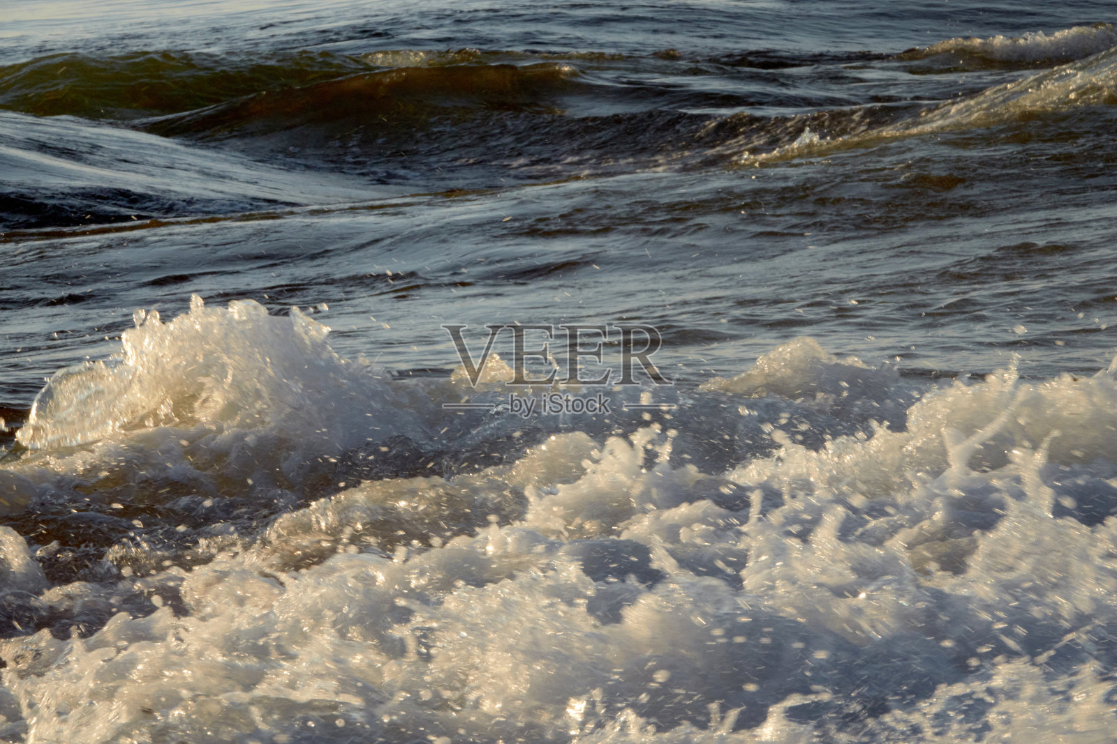 一个不安分的大海。海浪。海浪的声音。照片摄影图片