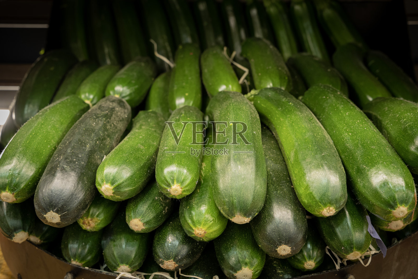 genneville，法国- 01 21 2022:Primeur水果和蔬菜。蔬菜水果店黄瓜的细节照片摄影图片