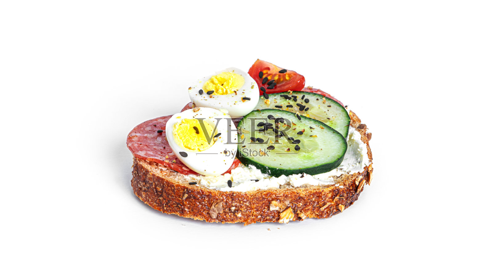 意式烤面包配奶油芝士，香肠和蔬菜，白色背景。黑麦面包吐司。香肠三明治。蔬菜和奶酪三明治照片摄影图片