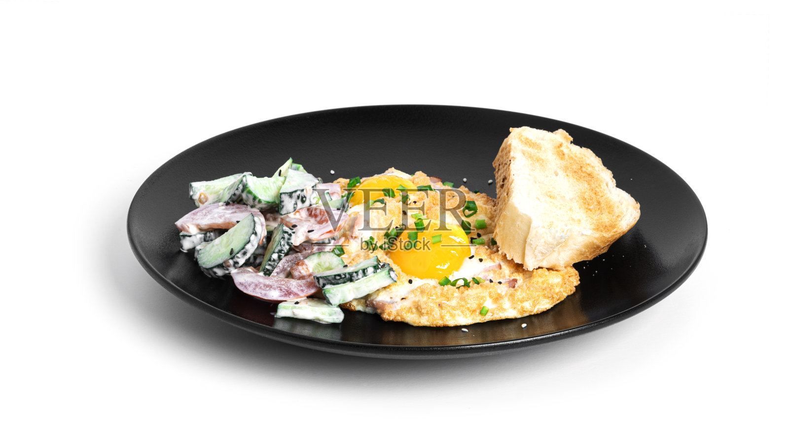 在白色的背景上用帕尔马干酪和培根烤鸡蛋。蔬菜沙拉。云鸡蛋。健康的早餐照片摄影图片