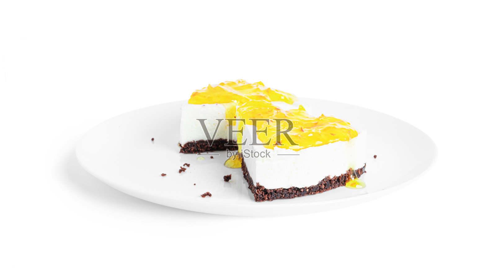 白色背景上的芝士蛋糕。芝士蛋糕在盘子照片摄影图片