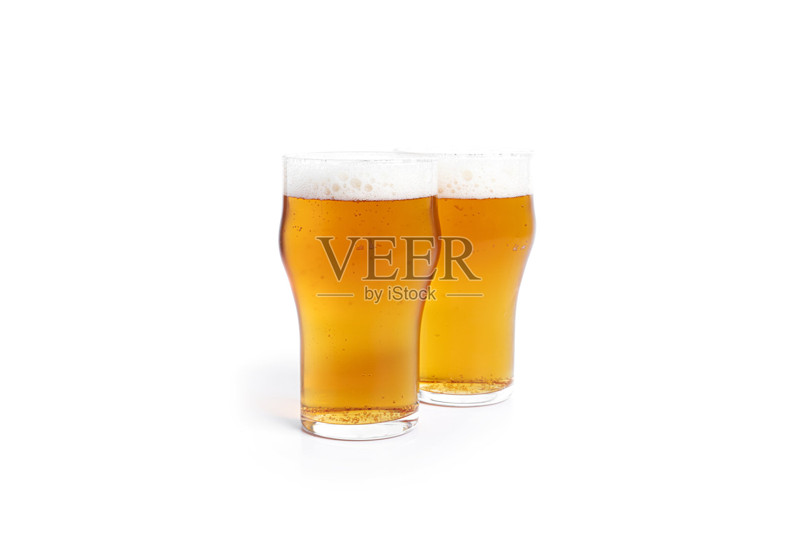 白色背景下的一杯淡啤酒。淡啤酒照片摄影图片