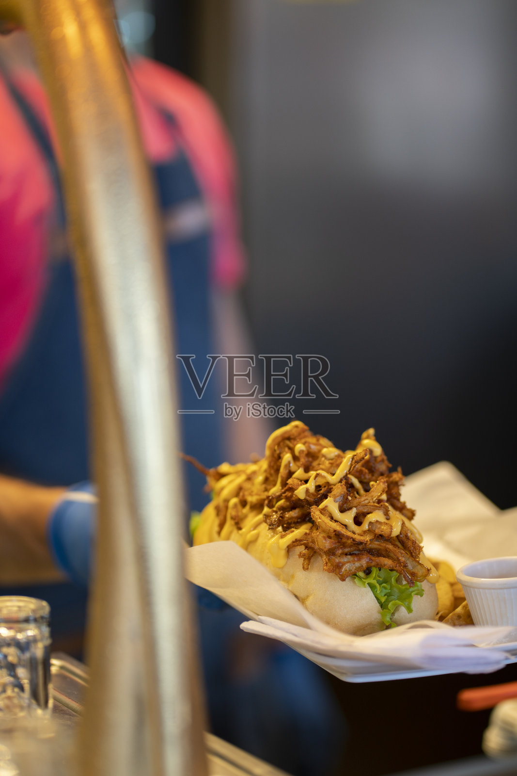 为顾客准备美味的快餐餐盘，供他们享用照片摄影图片