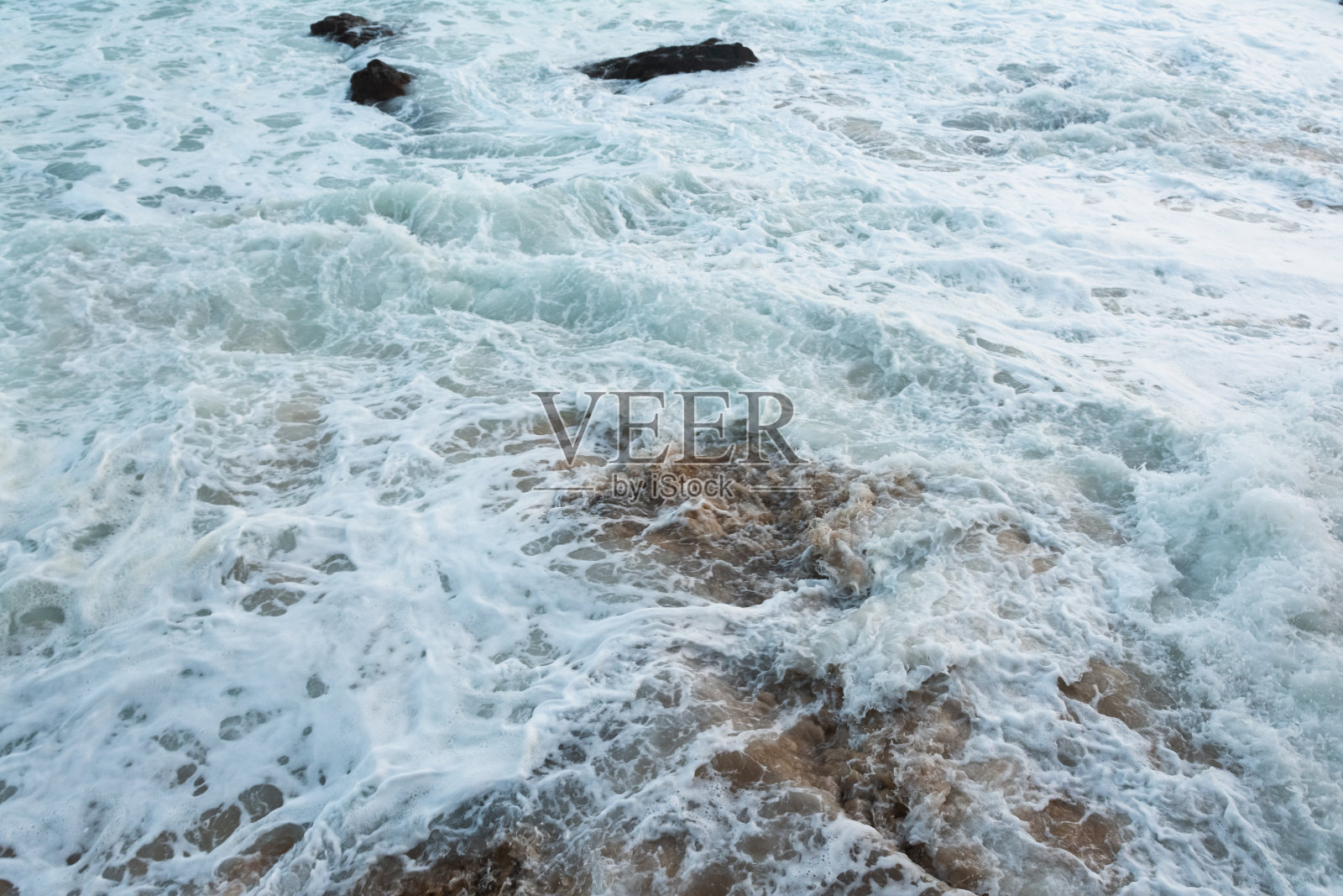 来自维尔梅略海滩的海浪拍打在清澈的沙滩上。照片摄影图片