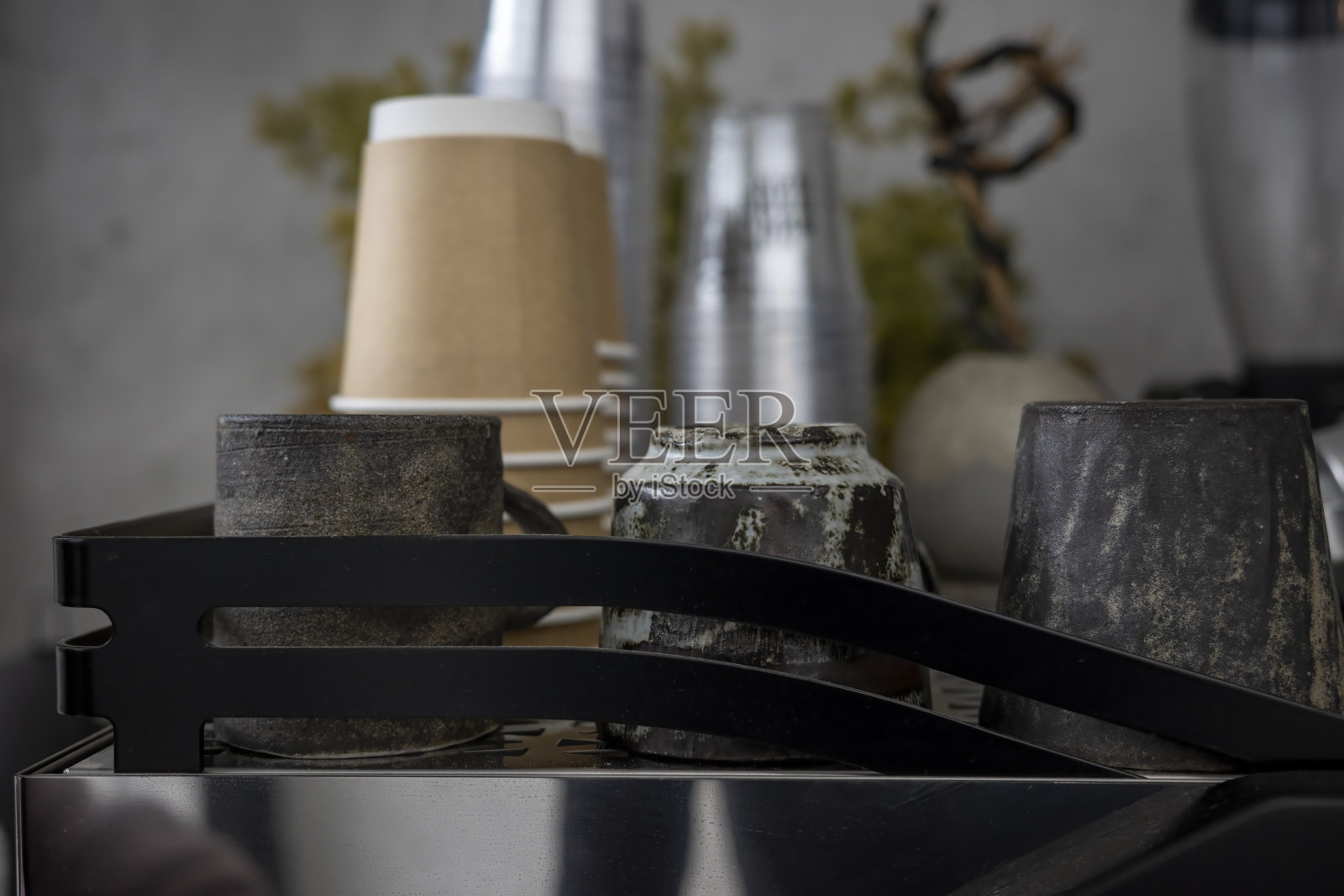 咖啡机上的杯子照片摄影图片