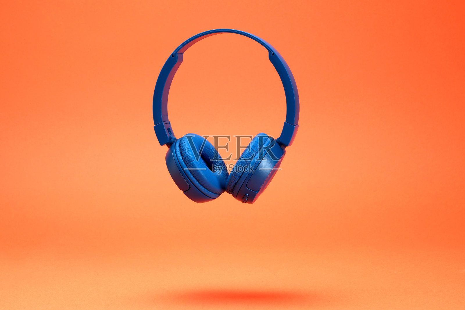 彩色背景上的耳机照片摄影图片