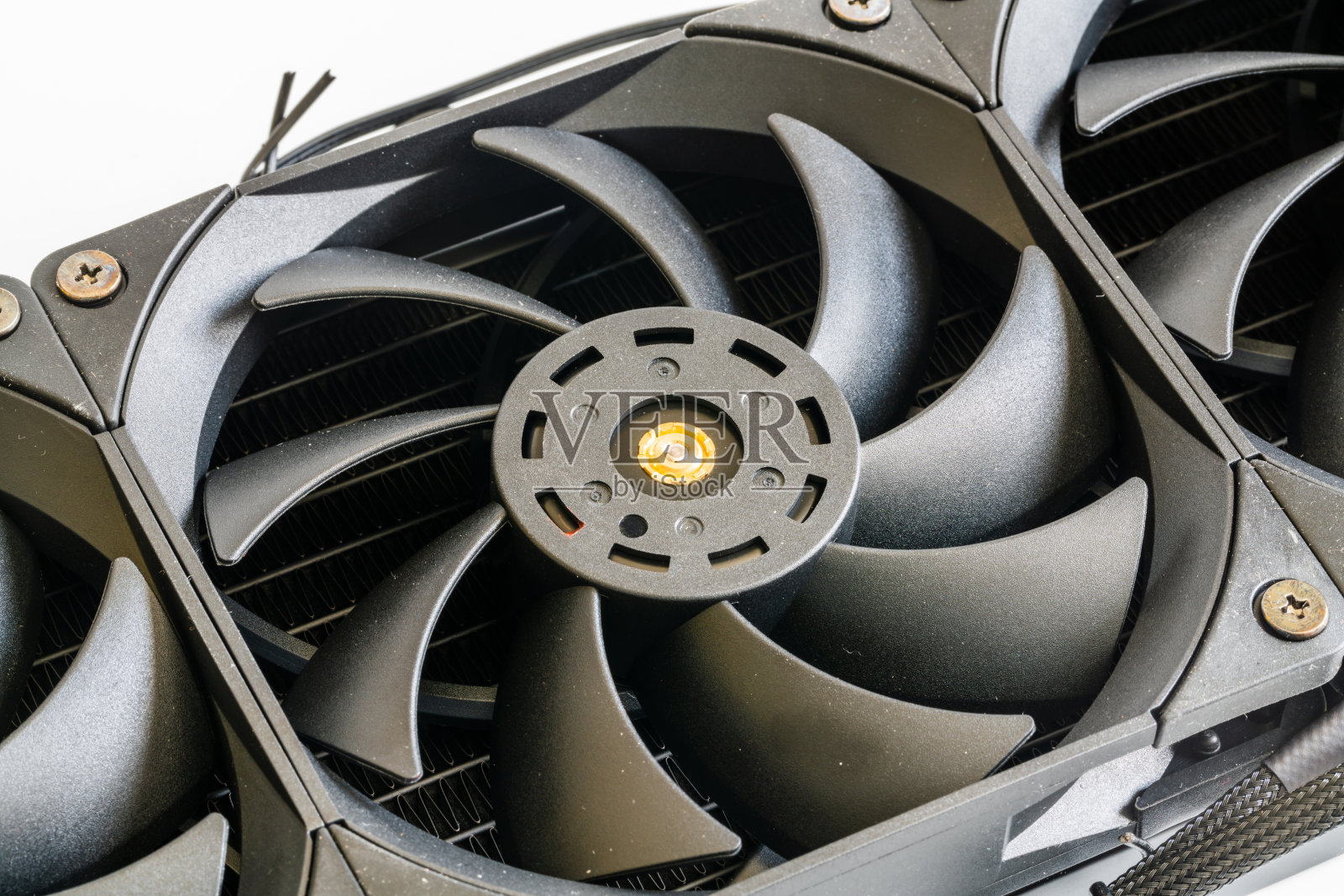 计算机cpu冷却器风扇隔离在白色背景上。具有液冷高性能。照片摄影图片