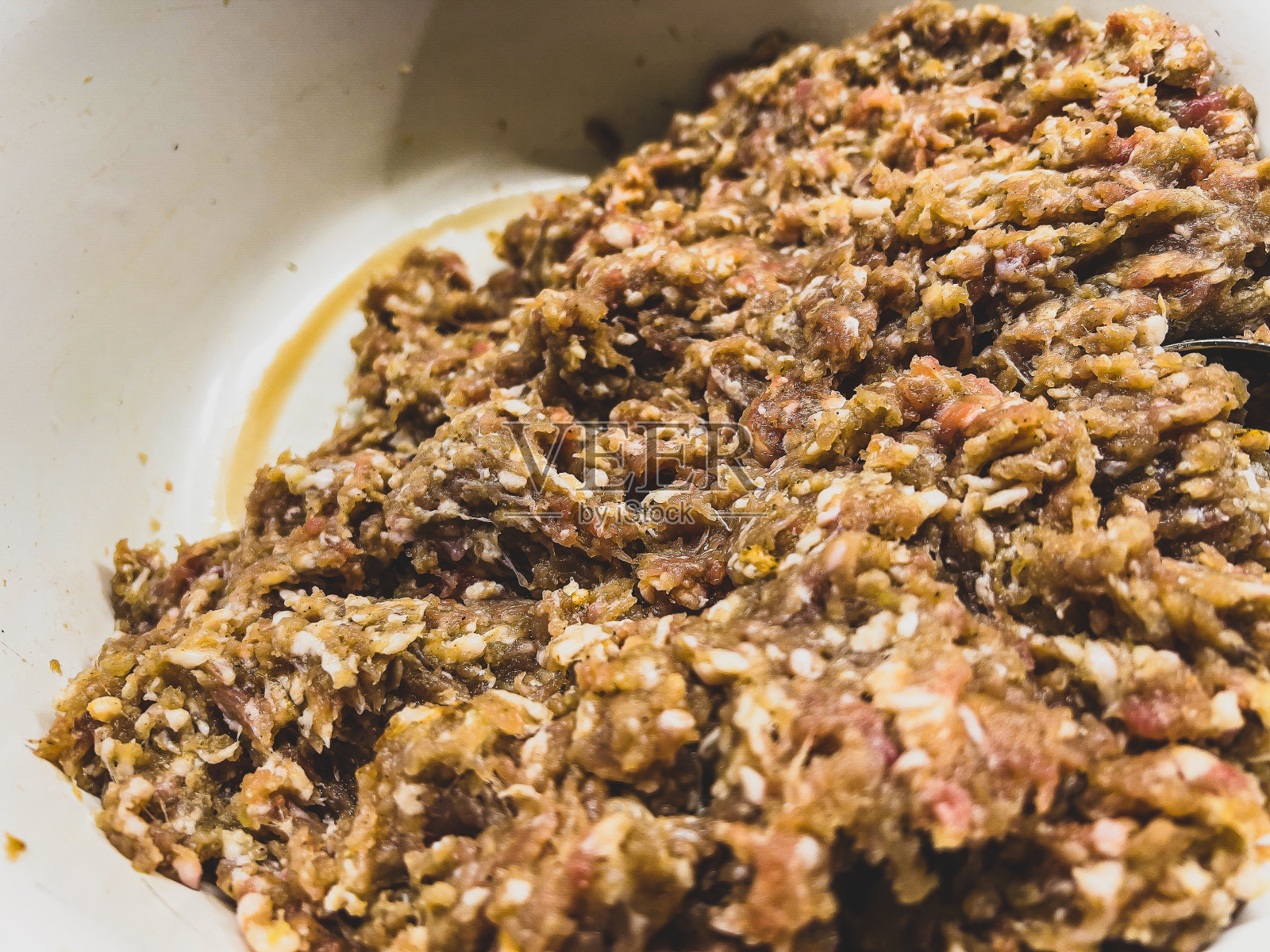 在碗里准备肉末。照片摄影图片