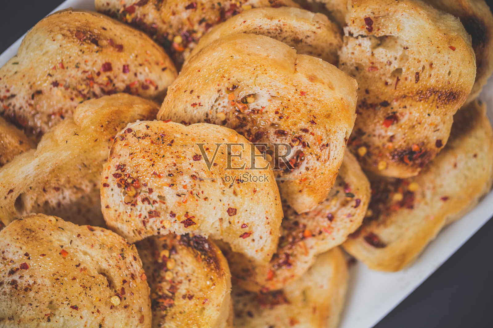 烤法式面包配辣椒粉照片摄影图片