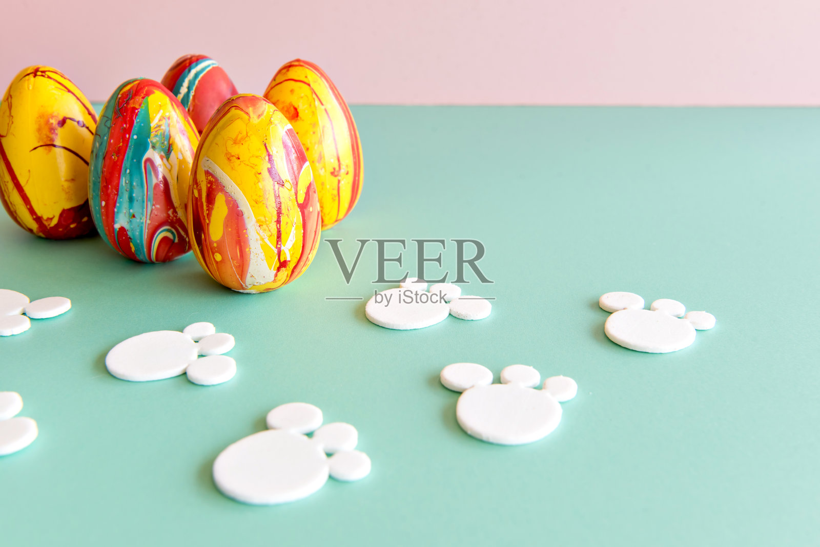 复活节概念，复活节彩蛋装饰在复活节的背景上。照片摄影图片