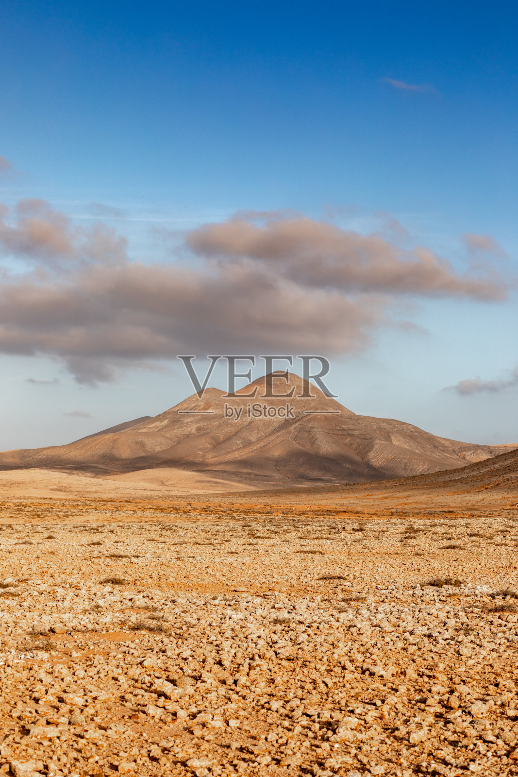 加那利群岛富埃特文图拉的沙漠景观和火山。照片摄影图片