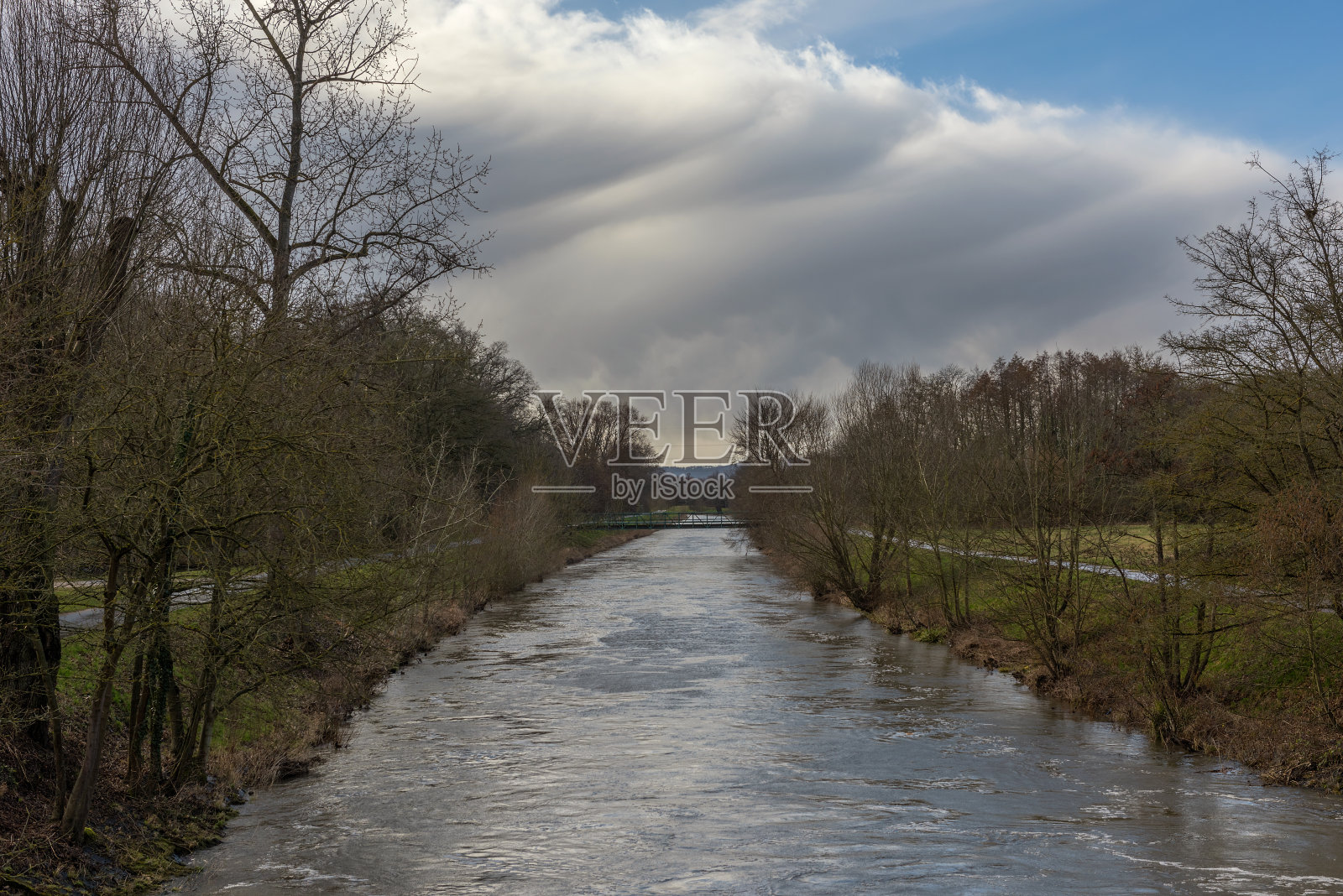 冬天的法兰克福，Nidda河岸上光秃秃的树木照片摄影图片