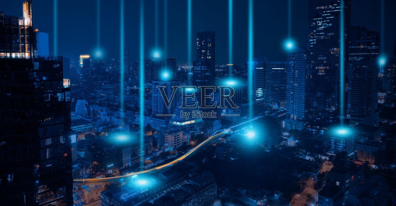 智慧城市和无线网络概念。夜景城市背景的点阵连接技术。照片摄影图片