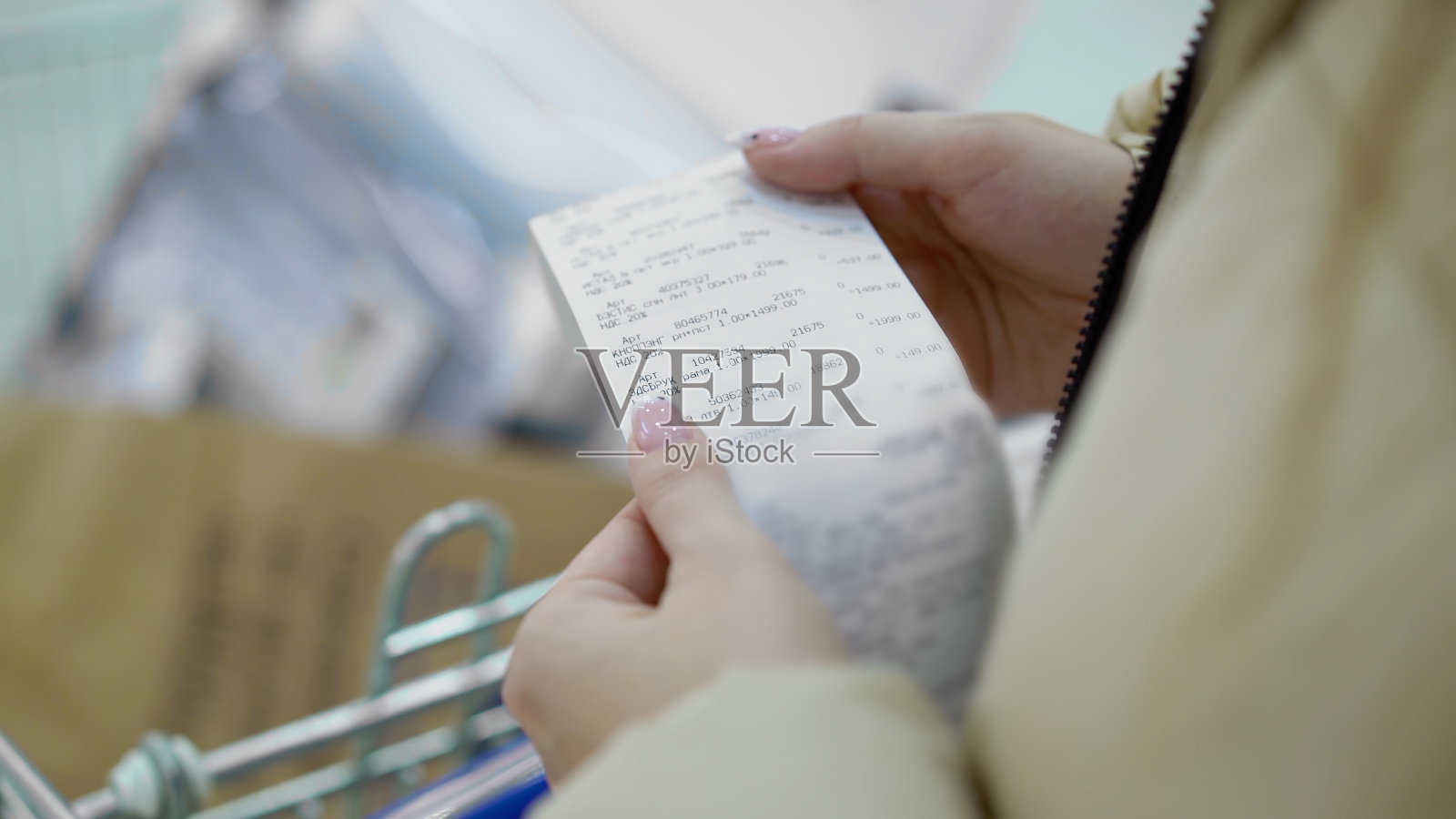 购买者手里拿着购买收据，检查购买情况和价格照片摄影图片