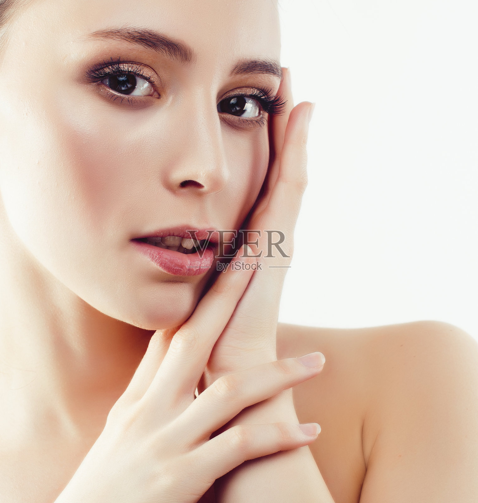 年轻甜美的黑发女子近距离孤立在白色的背景，完美的纯洁天真的美丽照片摄影图片