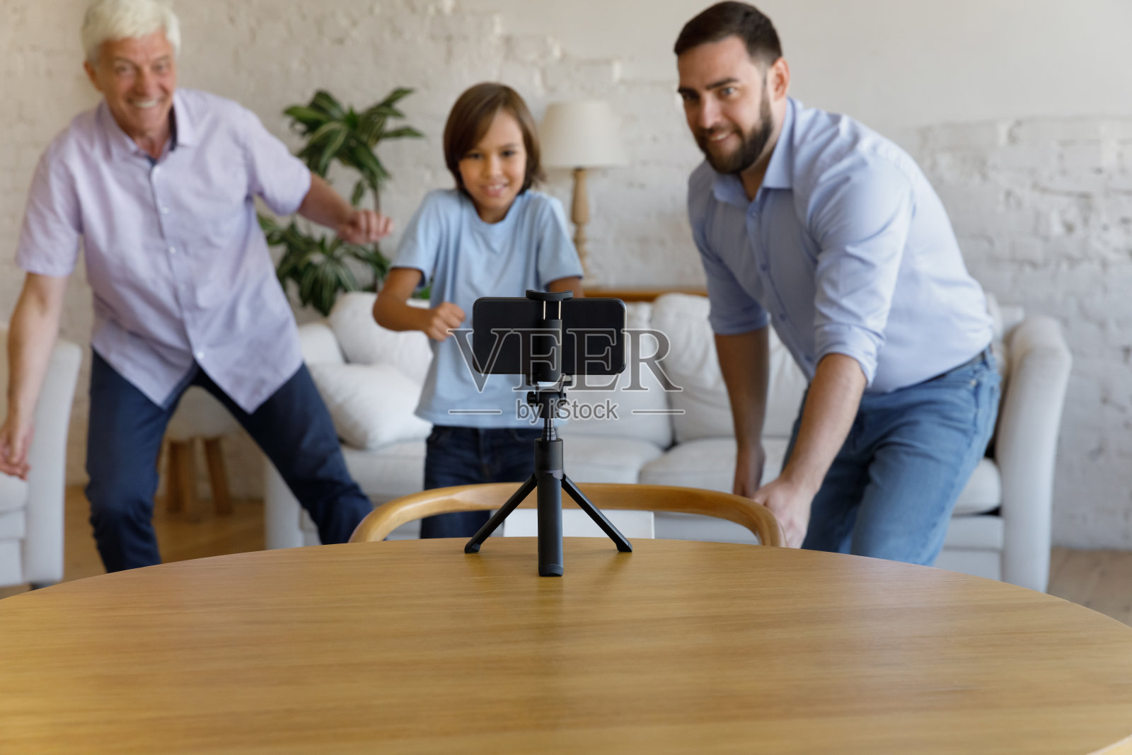 快乐有趣的爷爷，爸爸和孩子随着音乐跳舞照片摄影图片