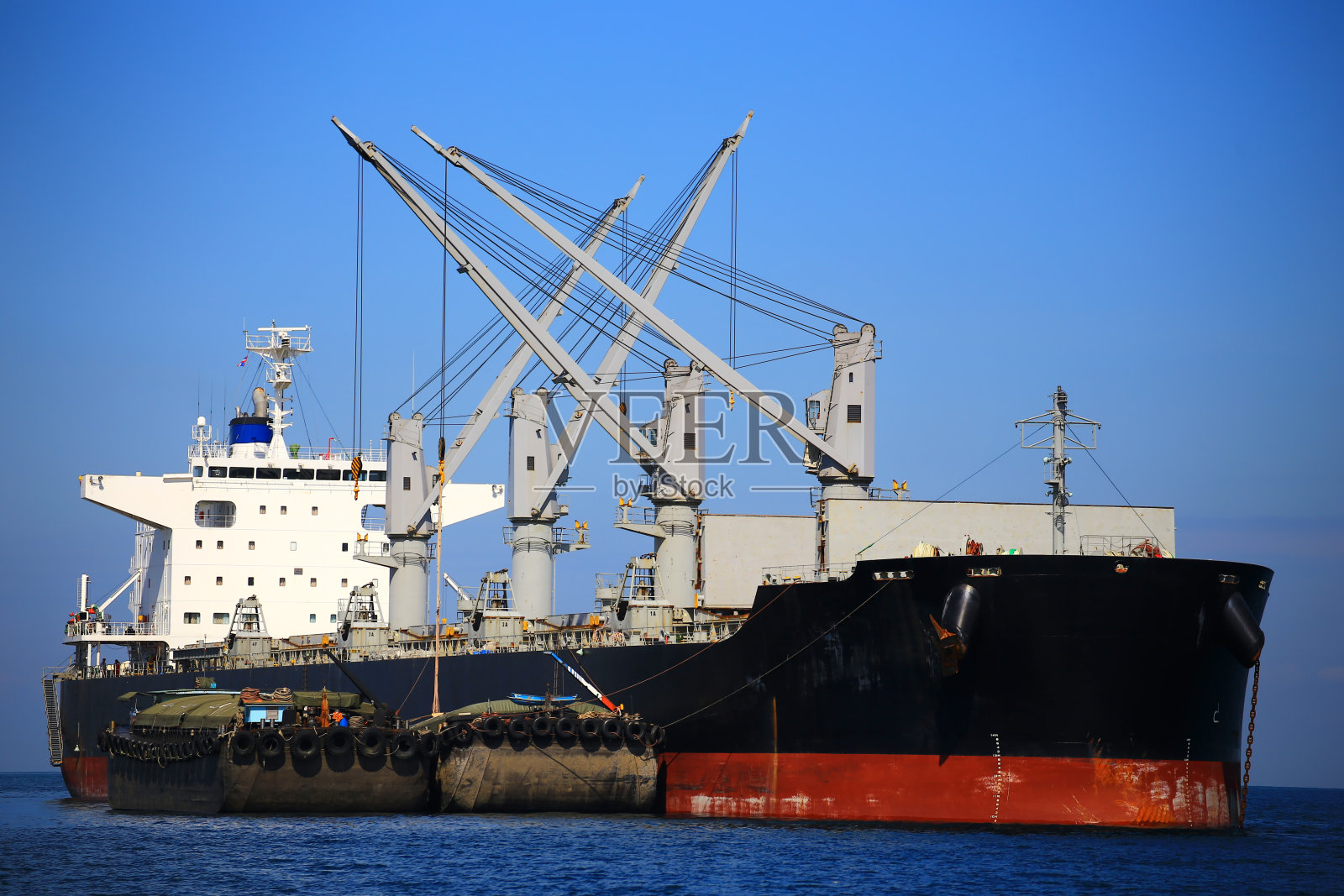 集装箱船在世界范围内的物流运输中，用于港口装卸集装箱的商船照片摄影图片