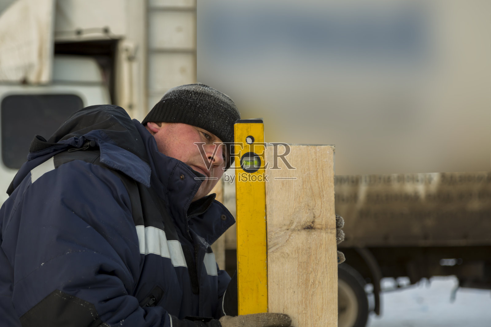 安装程序在处理关卡时的肖像照片摄影图片