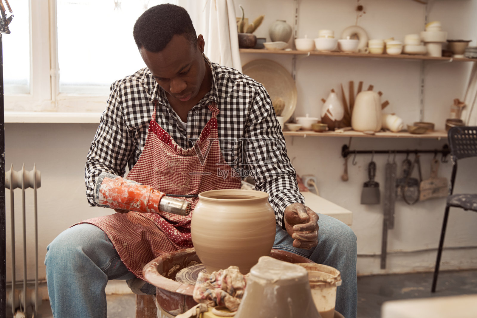 陶瓷容器上的集中工匠式热风枪指向喷嘴照片摄影图片