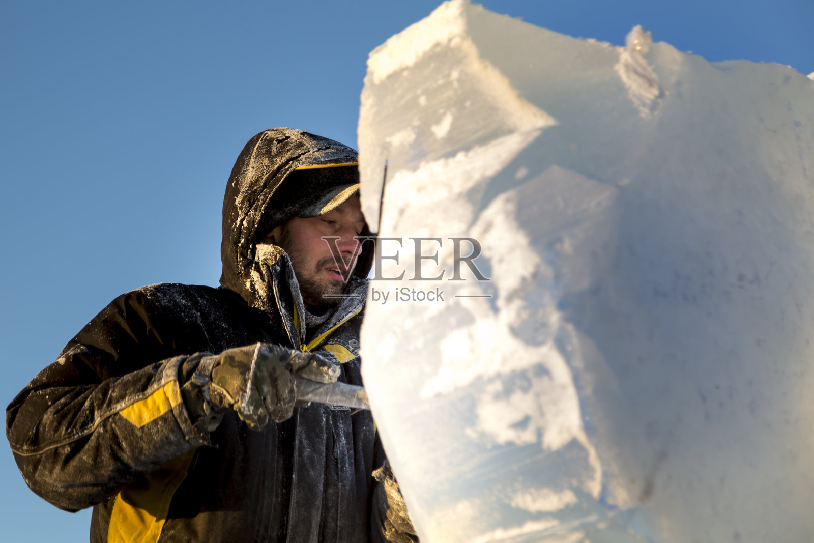 一个雕刻家手里拿着凿子的肖像照片摄影图片