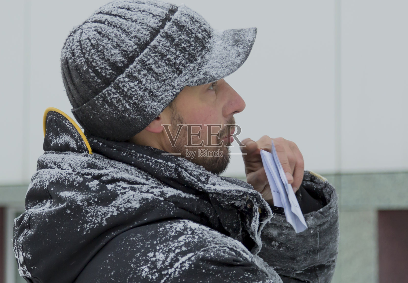 艺术家在冰块上作画照片摄影图片