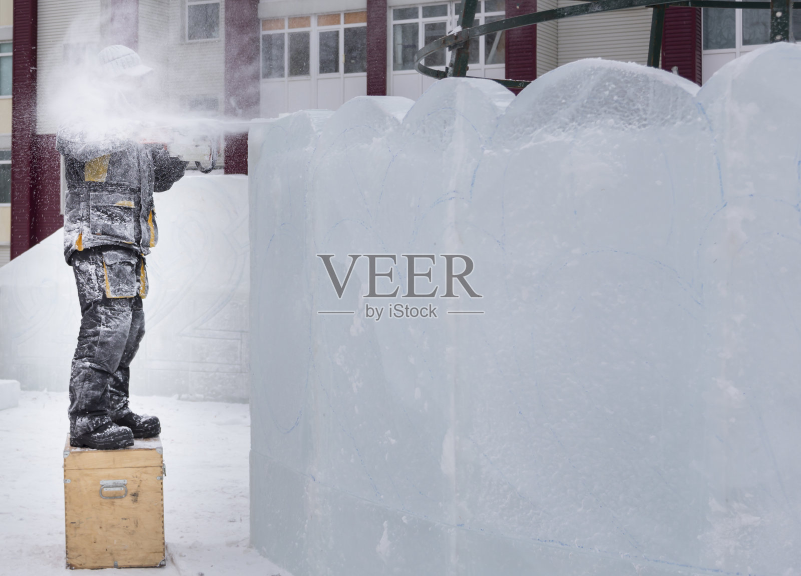 雕刻家在冰雕板上雕刻出优美的作品照片摄影图片