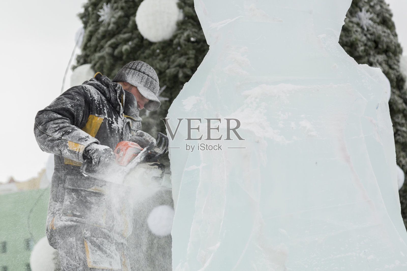 一个雕刻家用电锯工作的肖像照片摄影图片