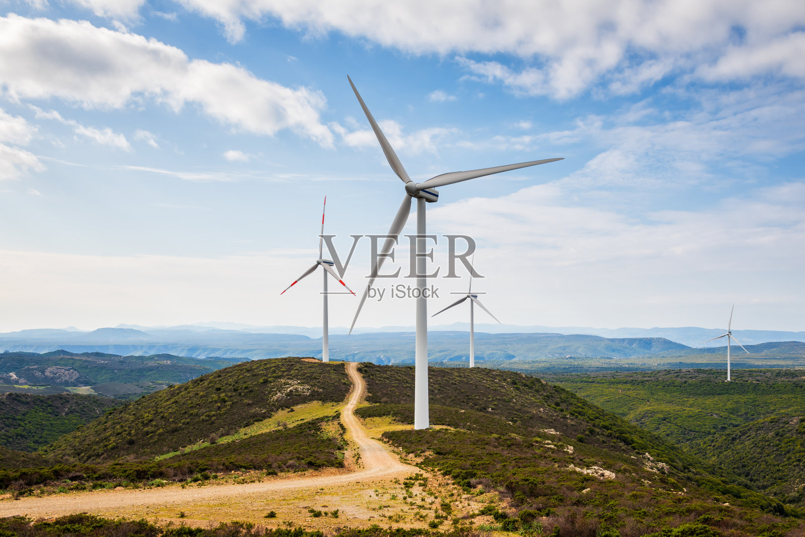 山区风电场的涡轮机。生态能源生产。照片摄影图片