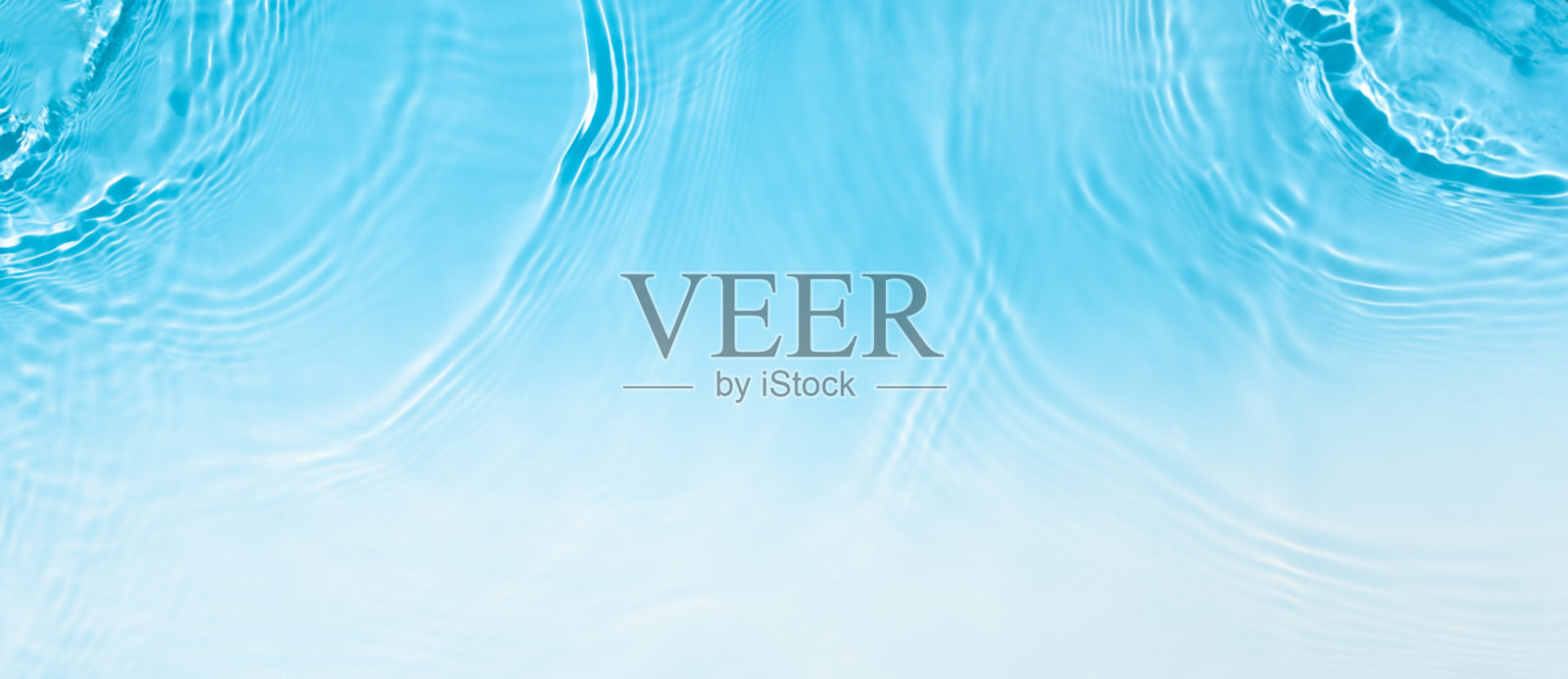 透明的蓝色，清澈平静的水面纹理照片摄影图片