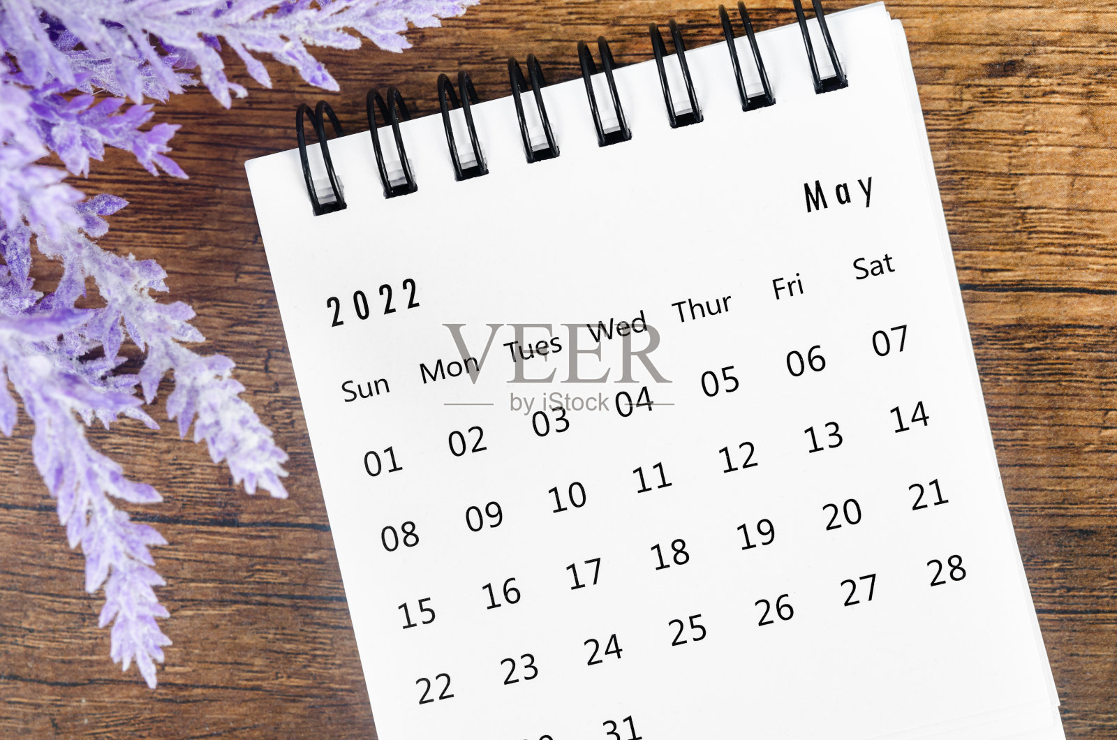 2022年5月木制背景花台历。照片摄影图片