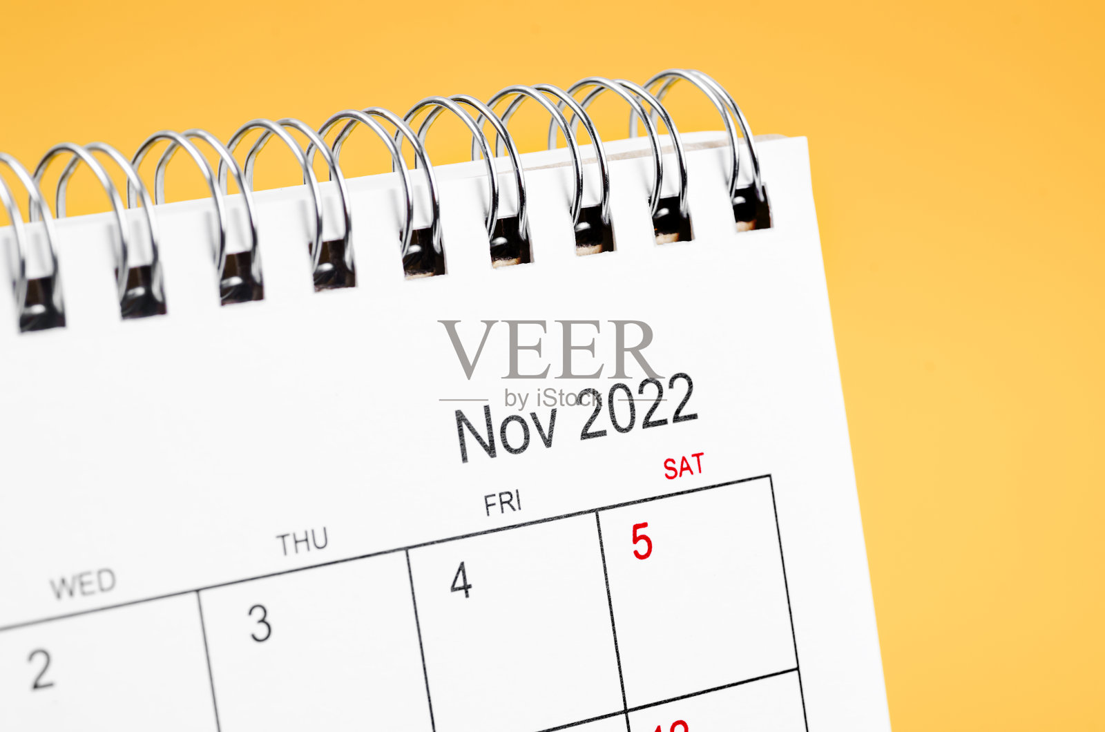 2022年11月台历黄色背景。照片摄影图片