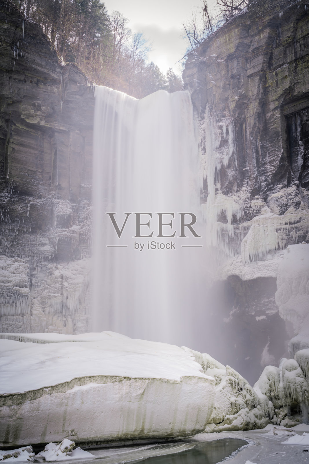 美丽的塔恩诺克瀑布州立公园冬季景观照片摄影图片