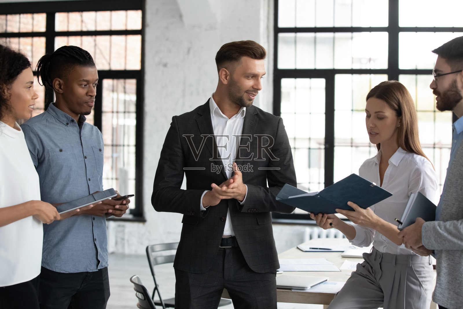 不同类型的员工在团队会议上讨论业务理念照片摄影图片