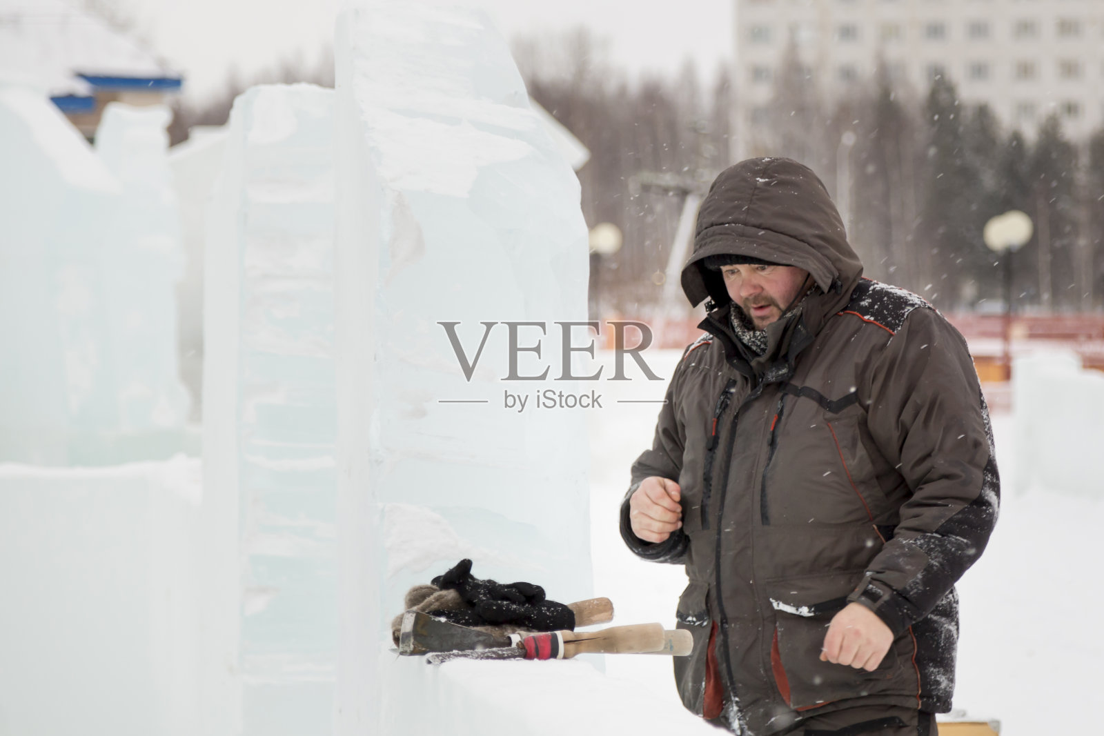 冰雕上安装人员的肖像照片摄影图片