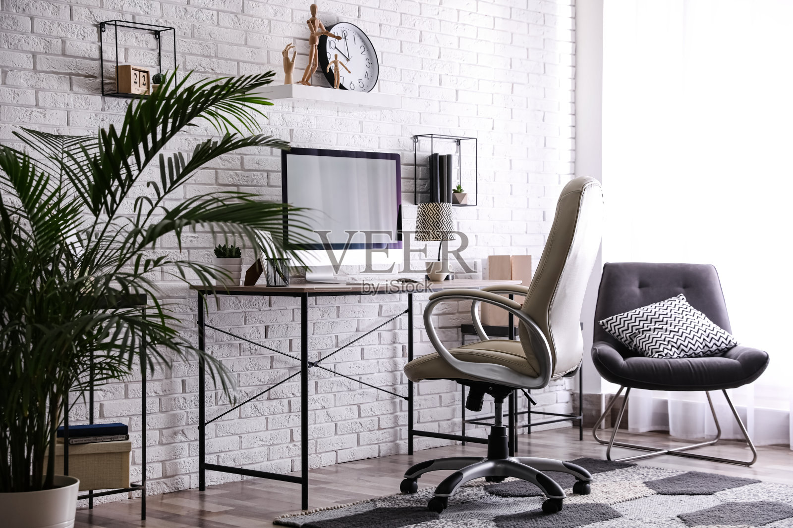 舒适的椅子靠近书桌在现代办公室内部照片摄影图片