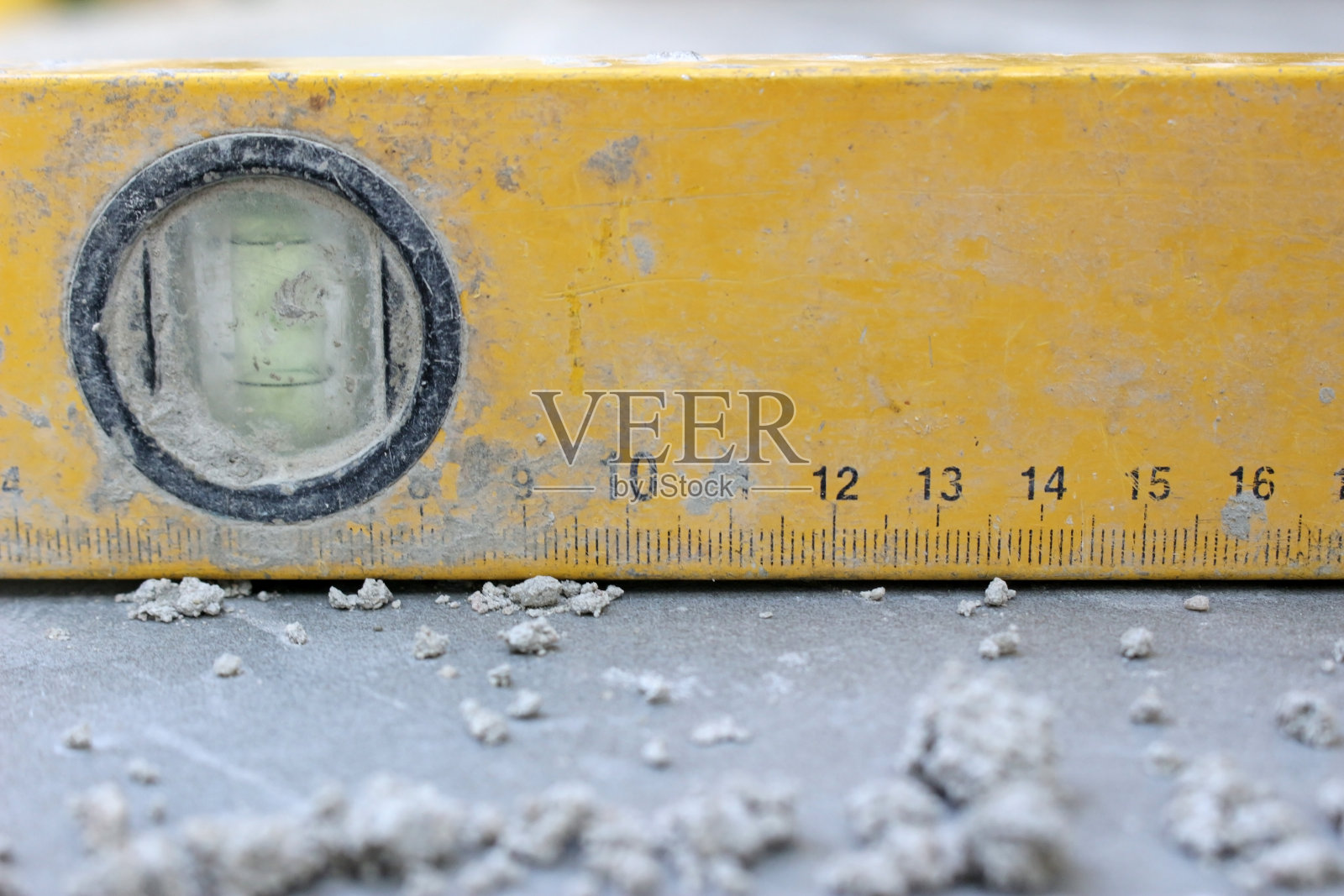 测量新铺瓷砖的水平照片摄影图片