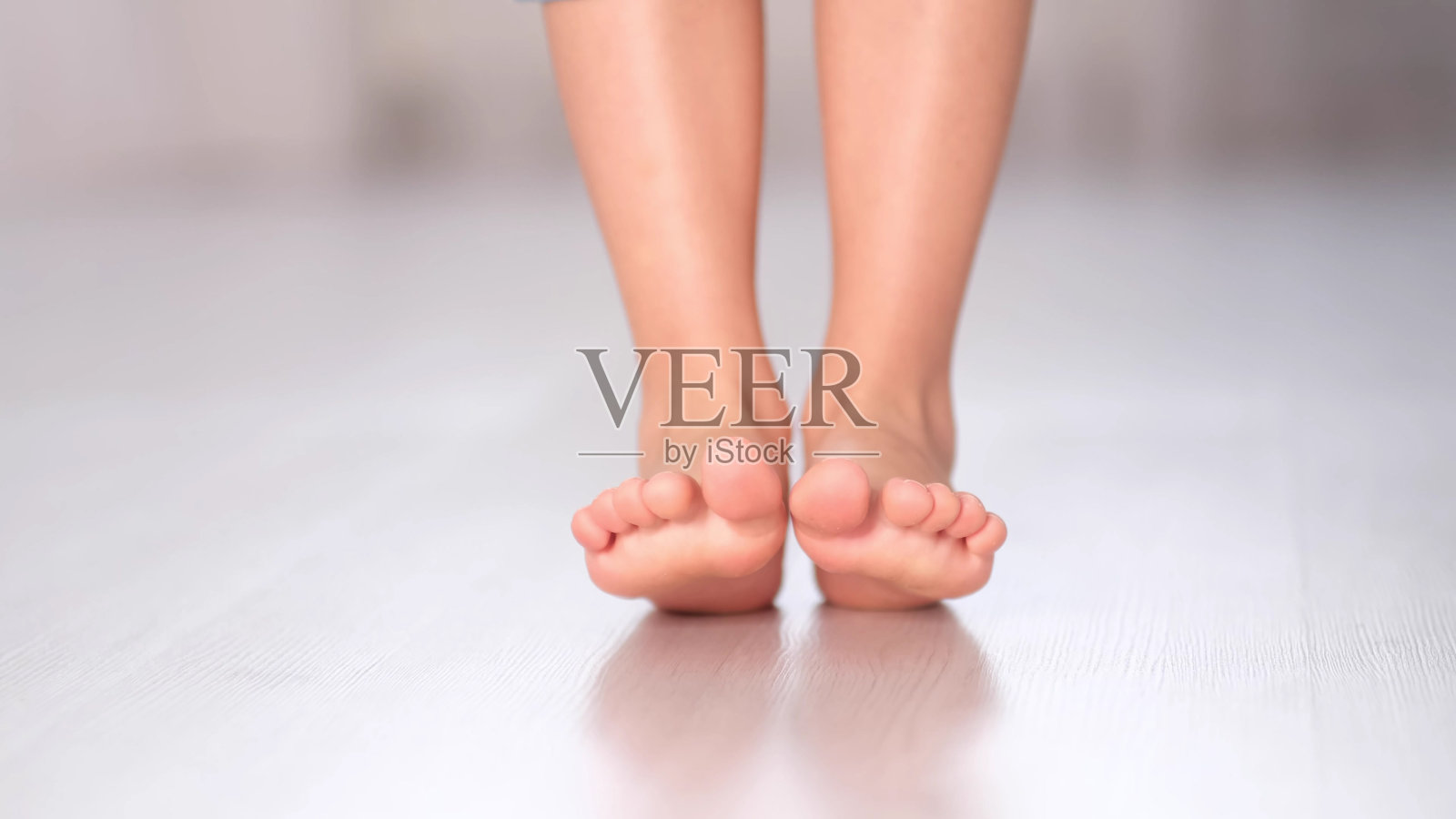 孩子从脚跟滚到脚趾。预防儿童扁平足。腿部运动。扁平足理疗。近距离照片摄影图片