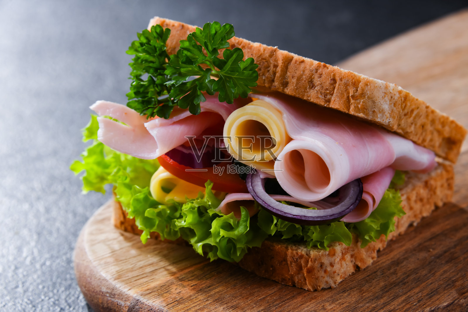 芝士火腿和新鲜蔬菜三明治照片摄影图片