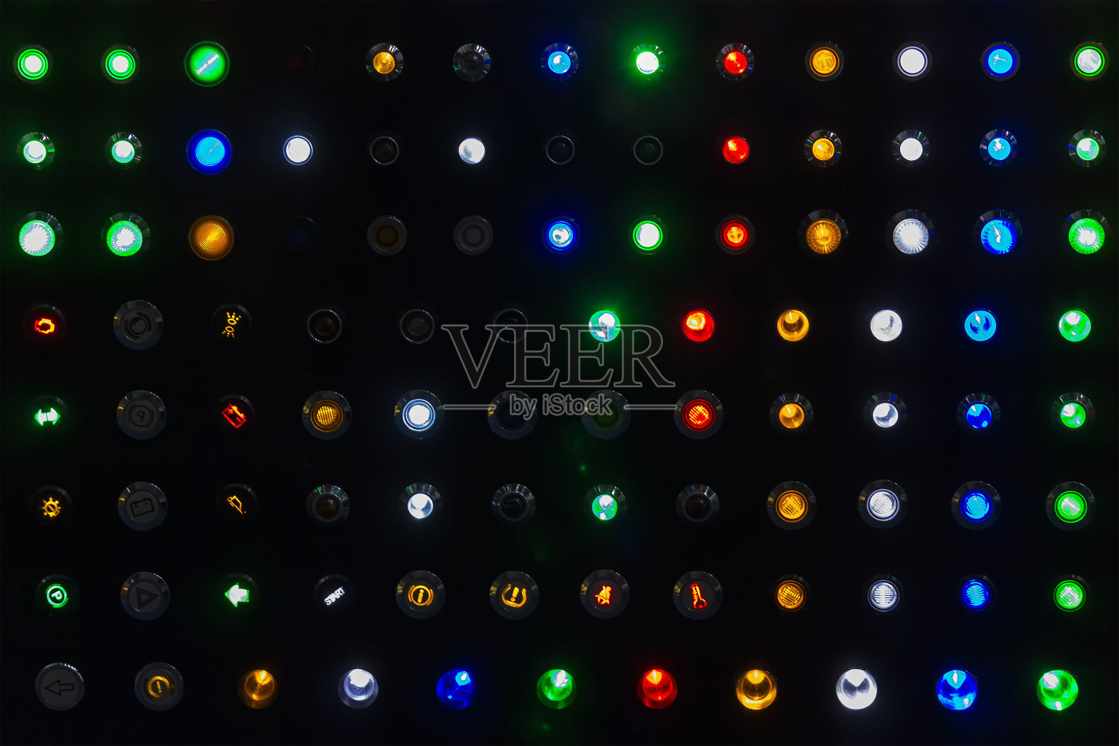 各种彩色指示灯或按钮开关样品，用于显示标志或信号的工业机械和车辆照片摄影图片
