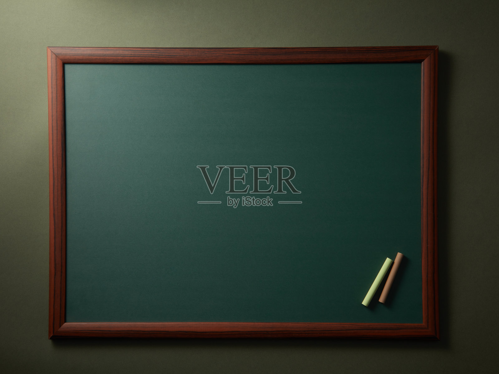 空黑板用粉笔，水平框架。照片摄影图片